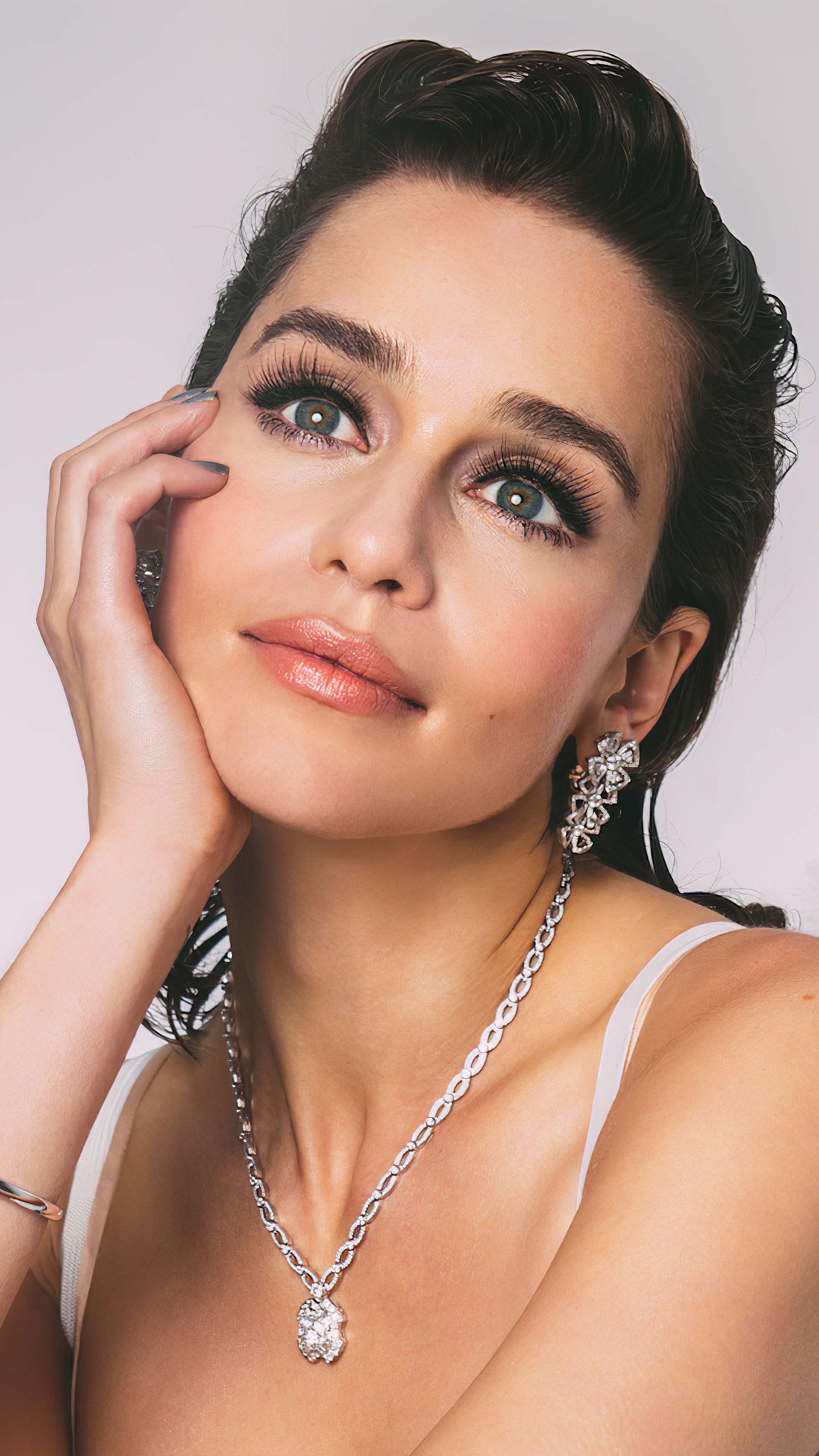 Featured image of post Emilia Clarke Wallpaper Phone / Emilia clarke is an english actress that became popular for her role of daenerys targaryen in hbo&#039;s popular series game of thrones.