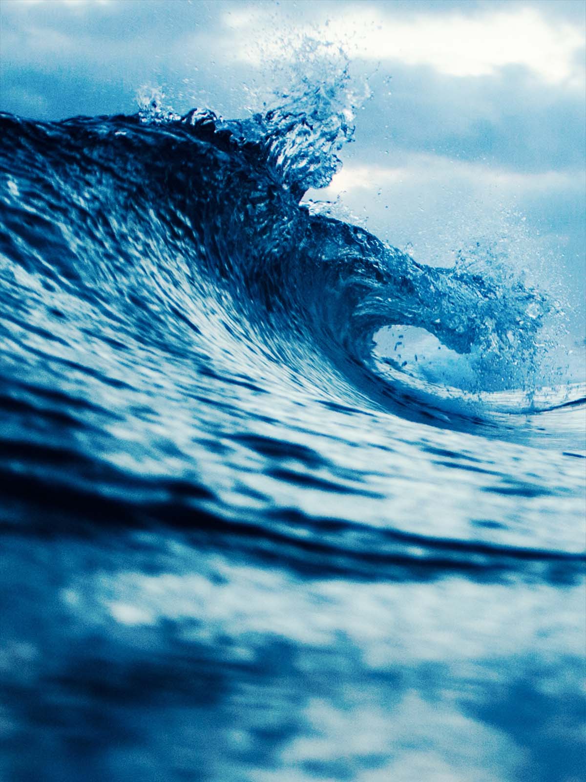 Blue Ocean Waves 4K Ultra HD Mobile Wallpaper