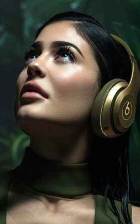 Kylie Jenner Using Beats HD Mobile Wallpaper