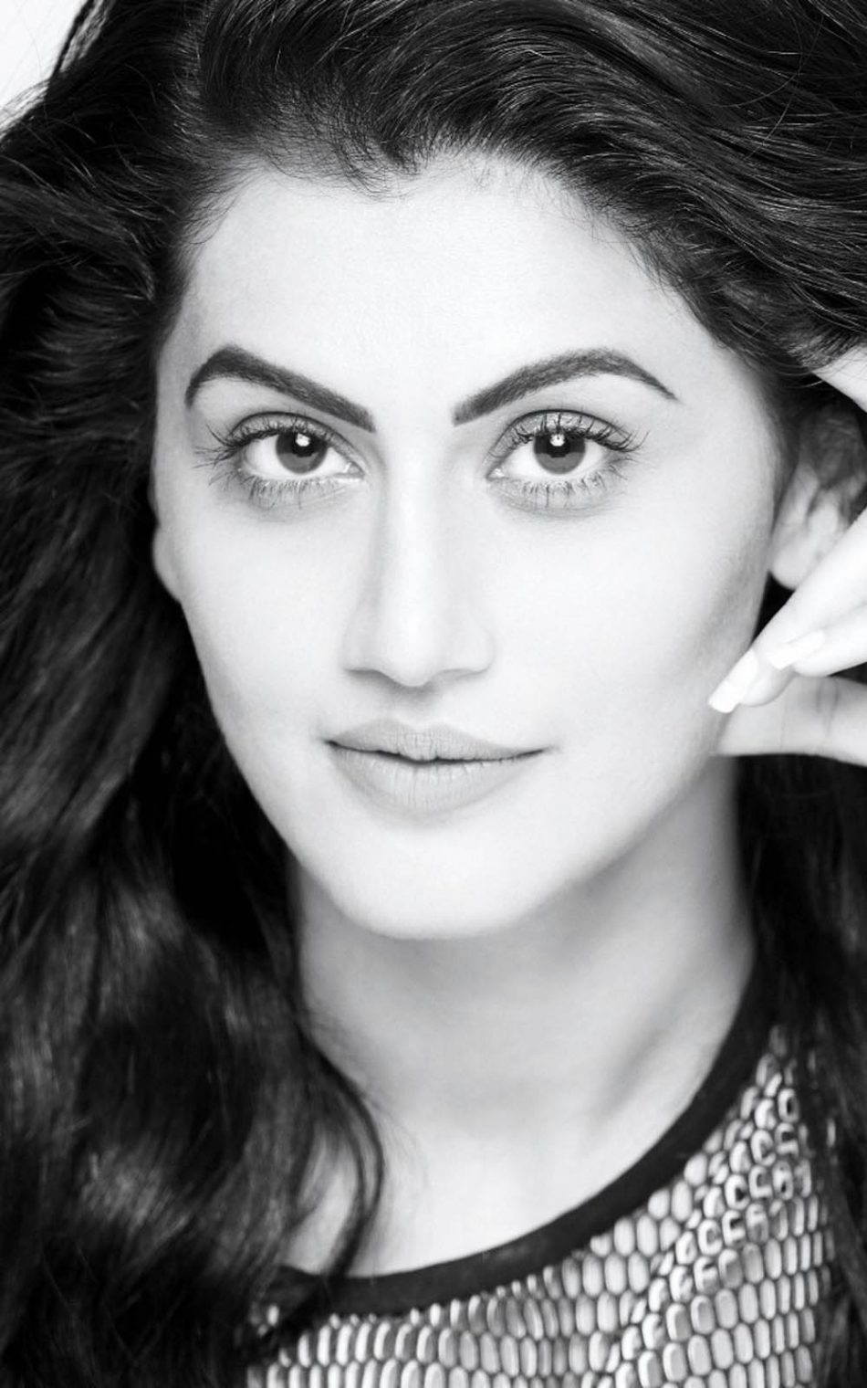 Taapsee Pannu BW Cute Photoshoot HD Mobile Wallpaper