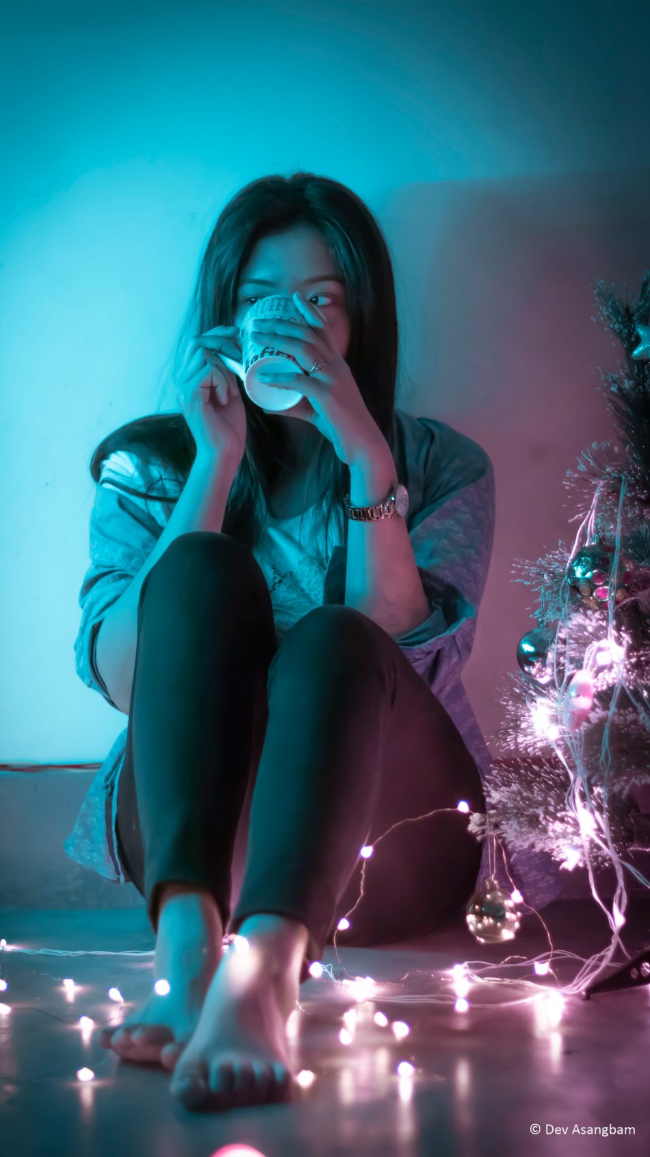 Cute Girl Coffee Lights Christmas Tree Photography 4K Ultra HD Mobile Wallpaper