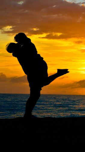 Couple Romantic Kiss Sea Sunset Silhouette 4K Ultra HD Mobile Wallpaper