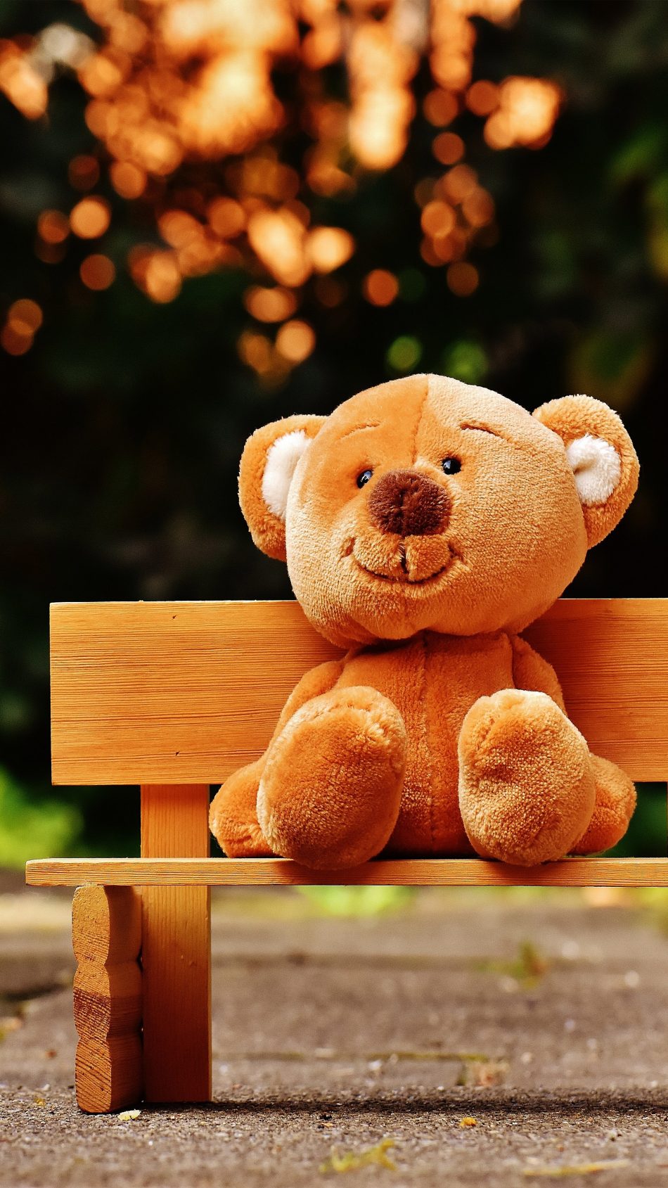 Cute Teddy Bear Park Bench 4K Ultra HD Mobile Wallpaper