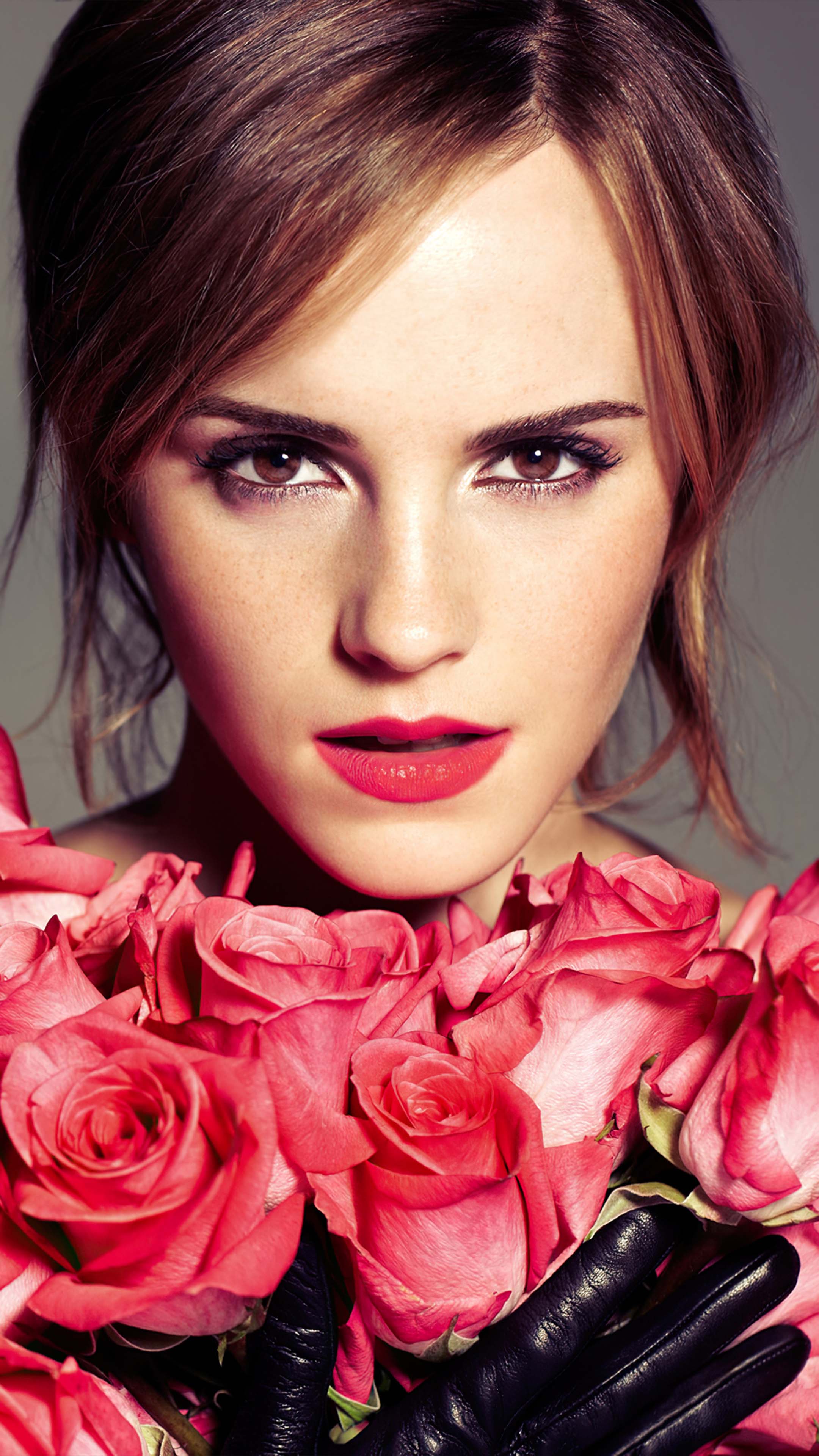 Emma Watson With Red Roses Free 4K Ultra HD Mobile Wallpaper