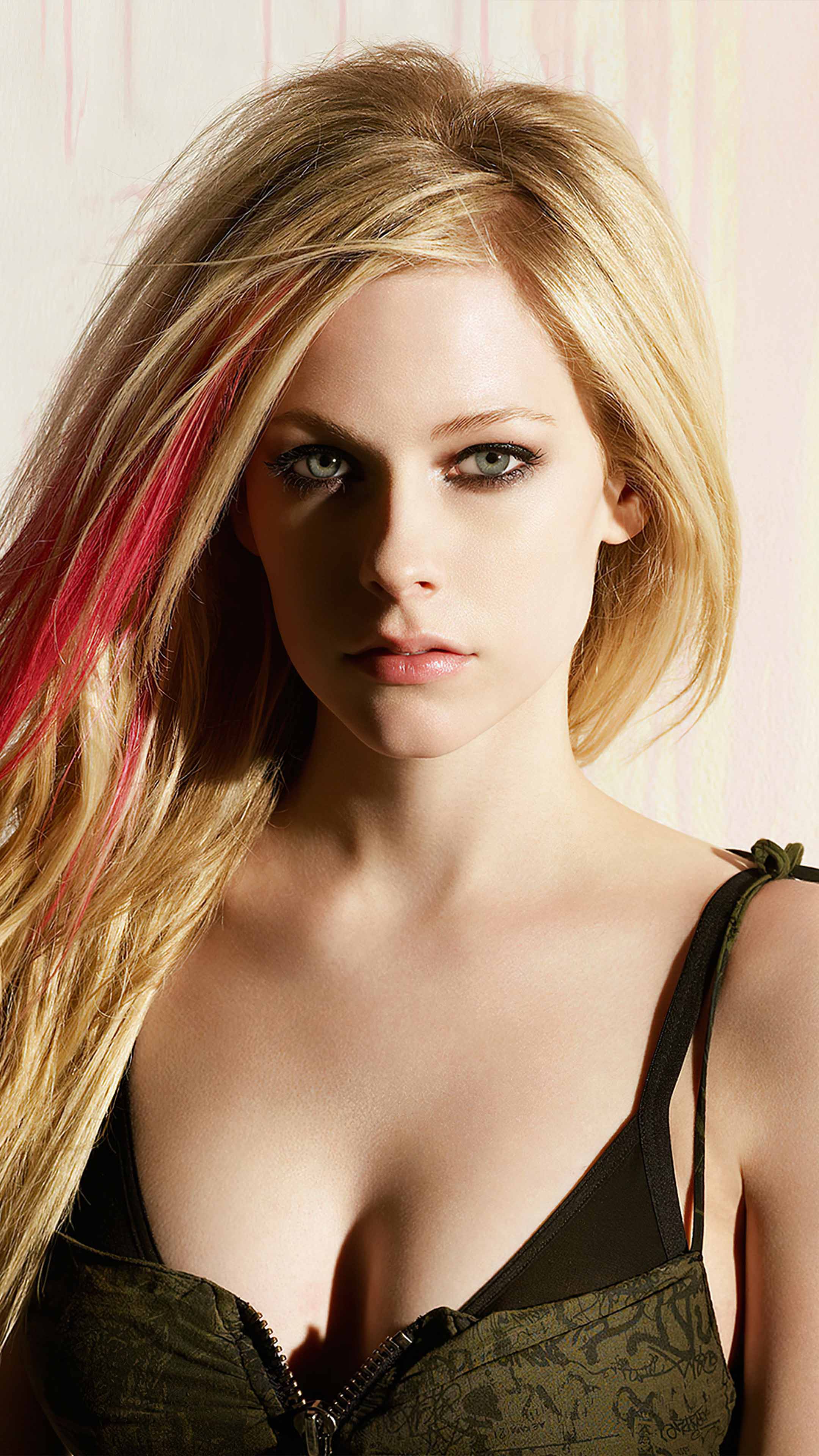 Avril Lavigne publikon këngën e re, pas gjashtë vitesh 