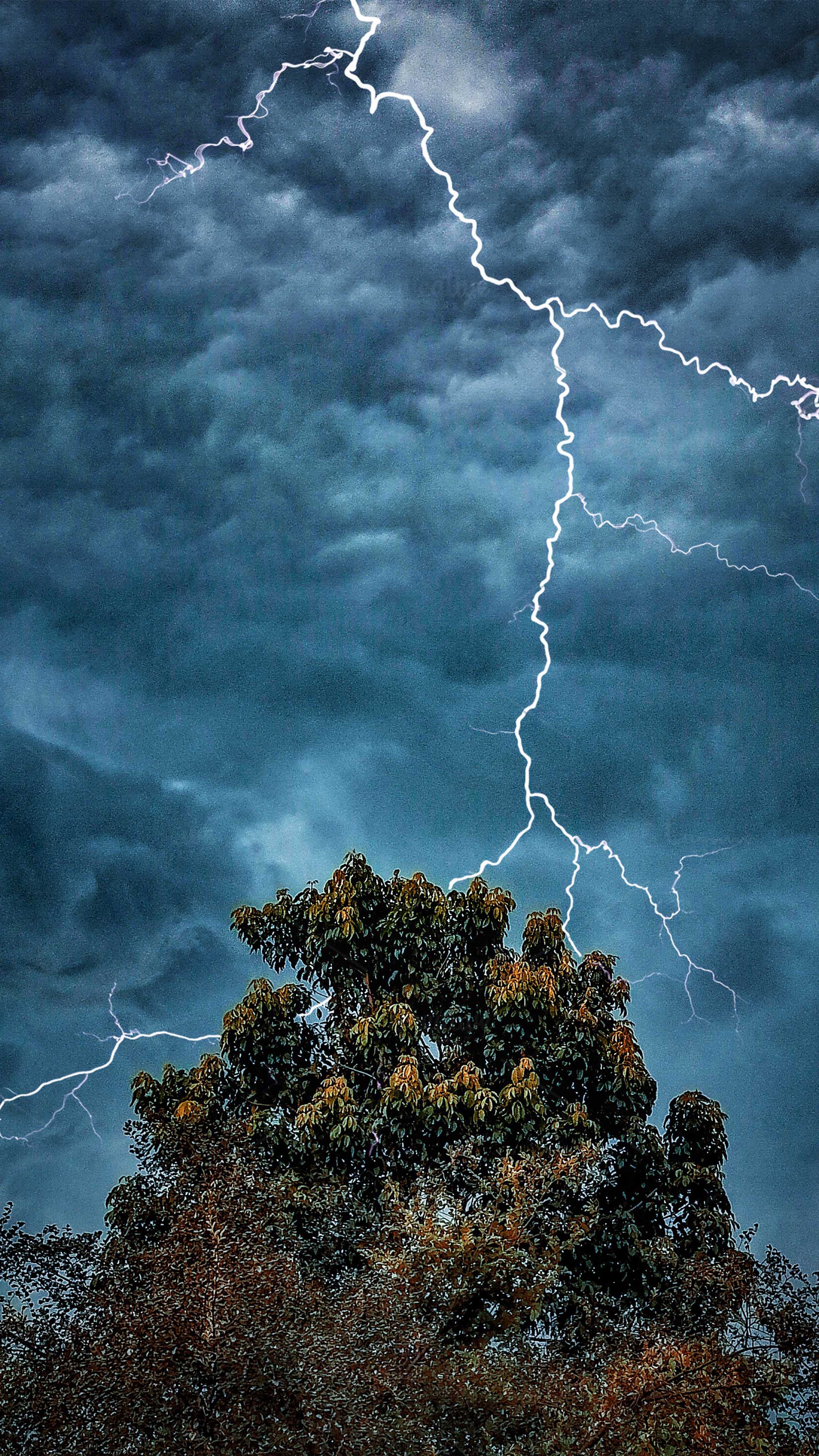 Extreme Weather Dark Clouds Lightning Free 4K Ultra HD Mobile Wallpaper