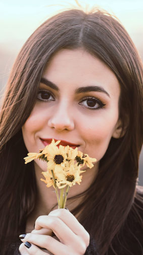 Beautiful Victoria Justice With Flowers 4K Ultra HD Mobile Wallpaper