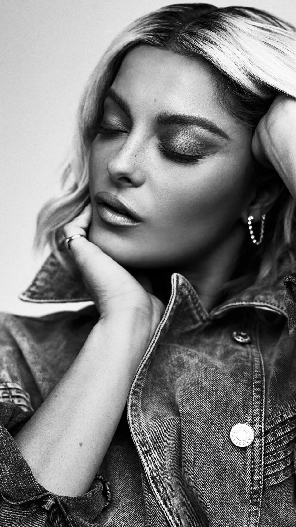 Bebe Rexha Monochrome 4K Ultra HD Mobile Wallpaper