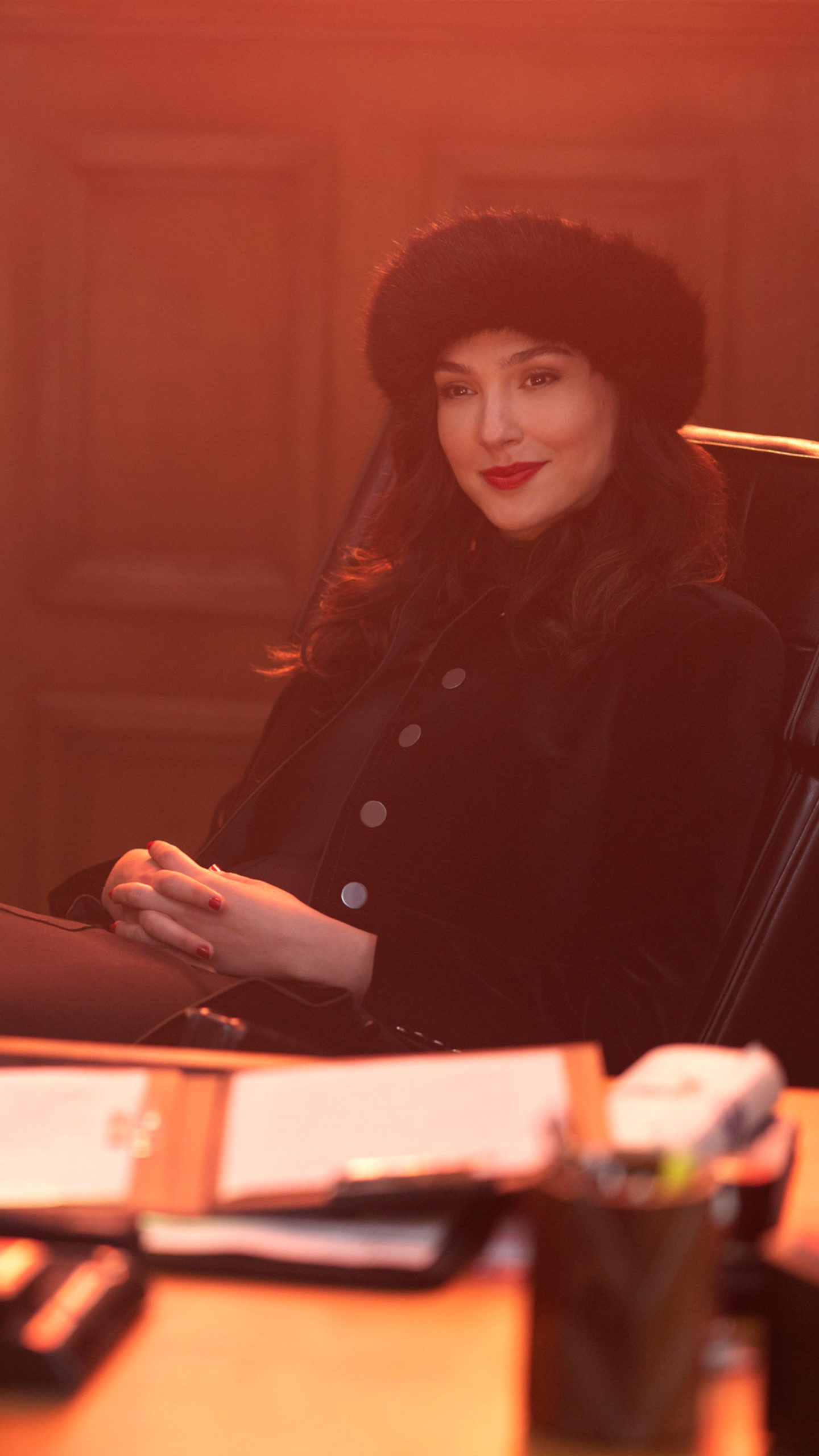 Gal Gadot In Red Notice 4K Ultra HD Mobile Phone Wallpaper