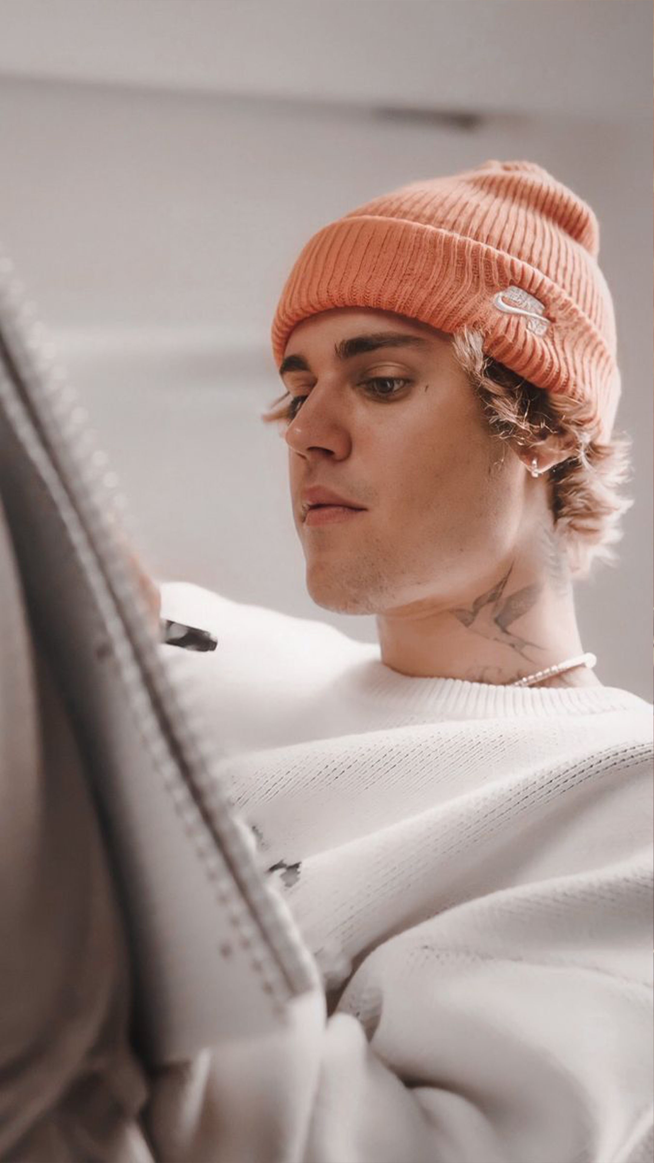 Singer Justin Bieber Writing 4K Ultra HD Mobile Wallpaper