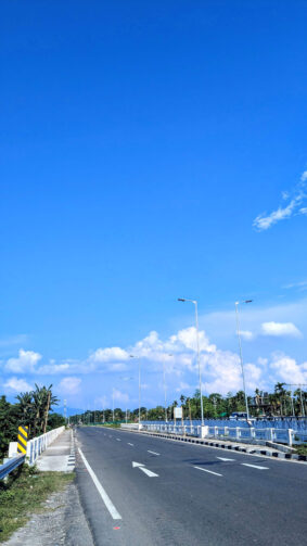 Clean Highway Sunny Day Blue Sky 4K Ultra HD Mobile Wallpaper