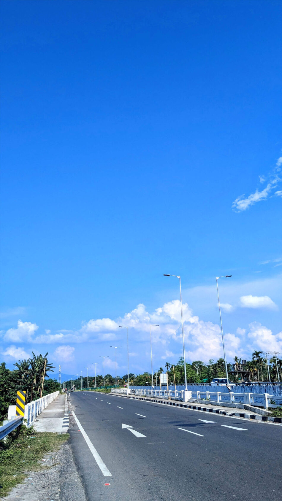 Clean Highway Sunny Day Blue Sky 4K Ultra HD Mobile Wallpaper